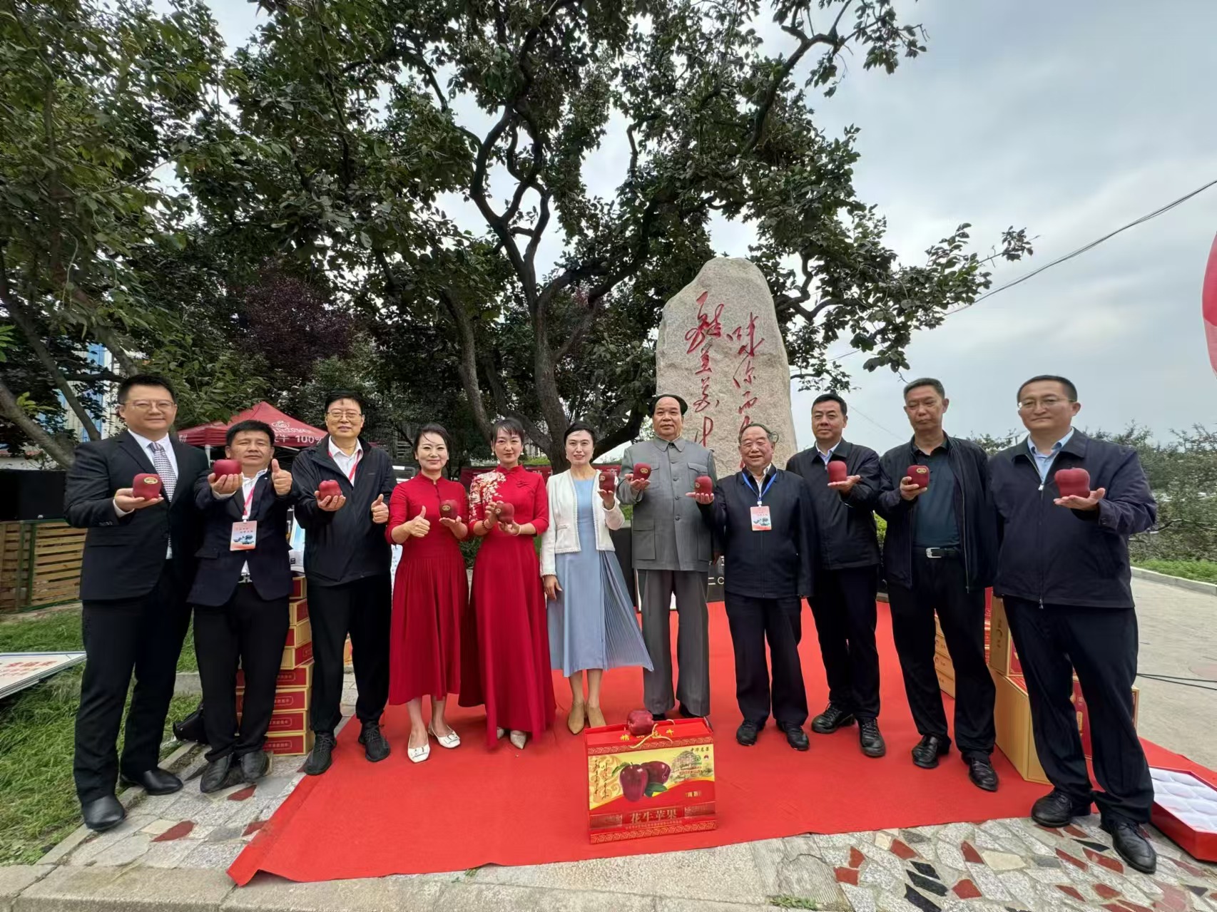 庆丰收 迎国庆 知名艺术家走进甘肃天水花牛苹果基地  第2张