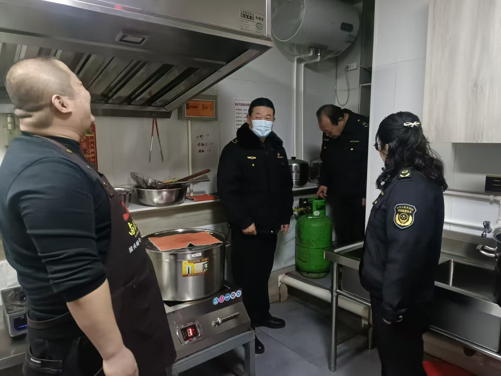 张掖市甘州区北街市场监管所：开展节前燃气安全检查 筑牢织密燃气安全防线