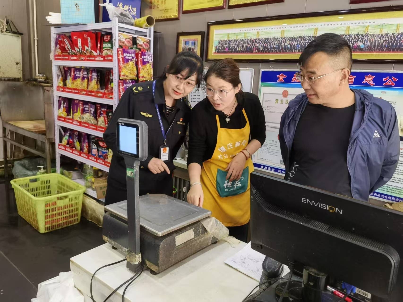 张掖市甘州区北街市场监管所开展集贸市场在用计量器具专项检查