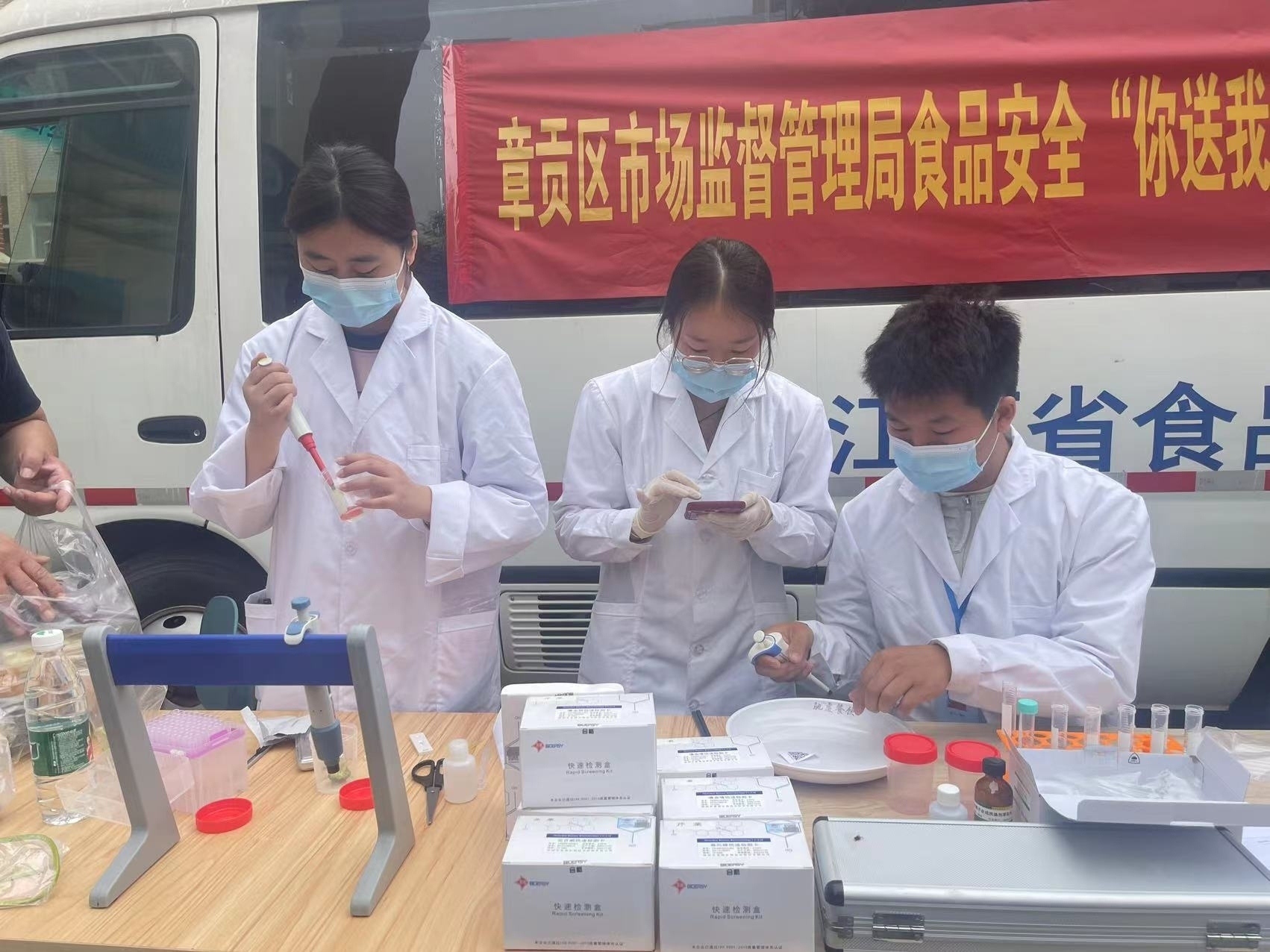 赣州市章贡区开展“你送我检”校园食安主题活动