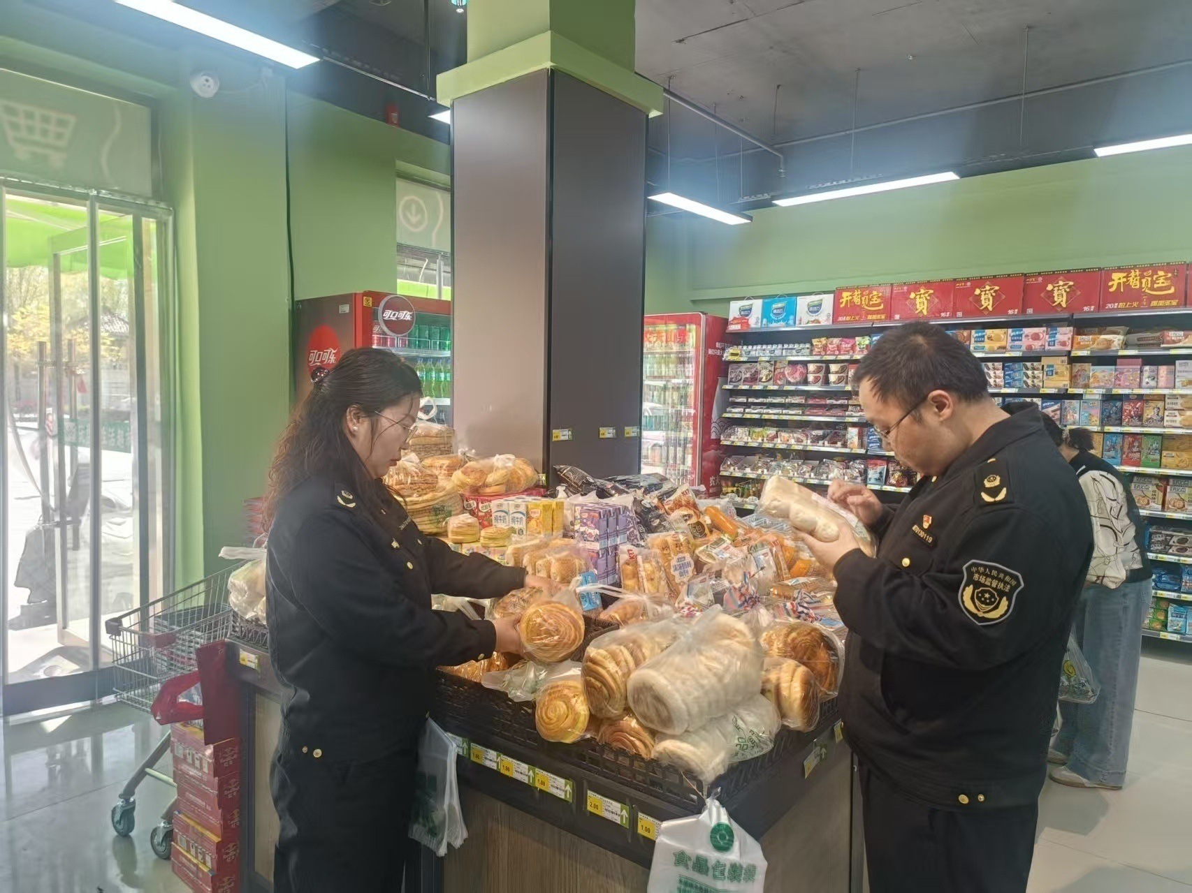 张掖市甘州区北街市场监管所开展夏季面包烤饼类专项检查