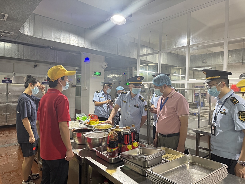 1、執(zhí)法人員檢查中考考點(diǎn)學(xué)校食堂.jpg