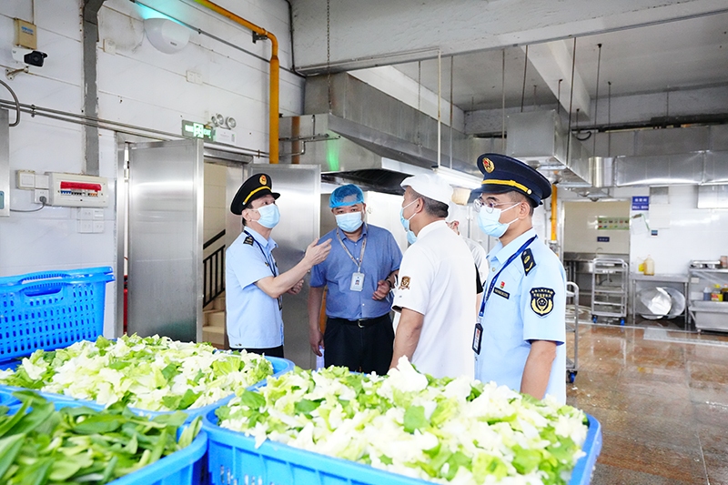 3、執(zhí)法人員檢查中考考點(diǎn)學(xué)校食堂食品安全落實(shí)情況.JPG