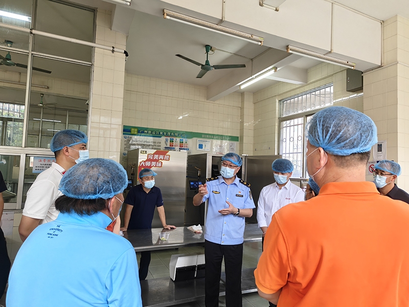 1、区市场监管局带队实地考察德兴小学食堂智能烹饪机器人实际运行情况.jpg