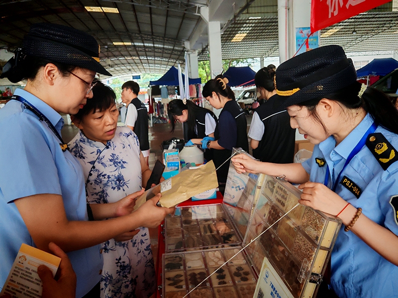 2、执法人员教市民辨别真假中药材.jpg